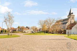 In het rustige Spiere, op slechts 15 minuten van Moeskroen en Avelgem en op 20 minuten van Doornik en Kortrijk, bevindt zich deze verder af te werken woning met bijzonder veel potentieel.<br /><br />De woning werd reeds grondig structureel vernieuwd: een volledig nieuw dakgebinte met dakbedekking, een nieuw geïsoleerde gevel, nieuwe aluminium ramen, een nieuwe gasinstallatie en vloerverwarming op het gelijkvloers. Ook het plakwerk werd reeds uitgevoerd. De belangrijkste werken zijn dus achter de rug — u kan de verdere afwerking volledig naar eigen smaak invullen.<br /><br />Op het gelijkvloers vindt u een inkomhal, een apart toilet, een leefruimte met open keuken (leidingen voorzien, keuken nog te plaatsen) en een technische ruimte. Daarnaast is er een kleine kelder aanwezig.<br /><br />De eerste verdieping omvat een nachthal, een ruimte met voorzieningen voor een badkamer en twee slaapkamers. De zolderverdieping is bereikbaar via een vaste trap en biedt bijkomende mogelijkheden.<br /><br />Buiten beschikt de woning over een koer én een rustig gelegen tuin op ca. 30 meter van de leefruimte.<br /><br />Meer info of plan je bezoek: wim@immobeguin.be<br /><br />Te koop via Immo Beguin, uw vastgoedexpert sinds 2009, met kantoren in Ronse, Waregem, Kortrijk, Deinze, Doornik en Lessen.<br />Dit zoekertje omvat enkele AI-gegenereerde visualisaties.