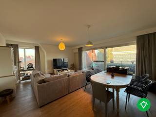 Strategisch gelegen dakappartement in centrum Roeselare. Alles is gelegen in de korte nabijheid van het appartement: scholen, het Geitepark,...