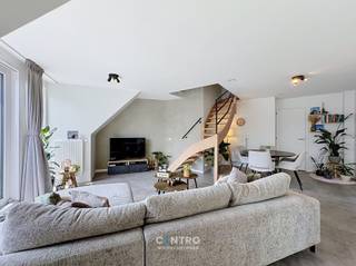 RECENT (°2022) centraal gelegen appartement met 2 slaapkamers en 2 badkamers, geschikt voor hoofdverblijf én als 2de verblijf!<br /><br /><strong>INDELING:<br /><u><em>Vierde verdieping:</em></u></strong><br />Inkomhal - LICHTRIJKE living - volledig ingerichte open keuken (O.a. met fornuis, dampkap, combi-oven, frigo én vaatwasmachine) - afzonderlijk gastentoilet (met lavabo) - badkamer 1 (O.a. met lavabomeubel en douche) - ruime slaapkamer - ZUIDgericht terrasje.<br /><br /><u><em><strong>Vijfde verdieping:</strong></em></u><br />Nachthal - 2de slaapkamer - 2de badkamer (O.a. met lavabomeubel, hangtoilet en douche) - wasplaats (Voorzieningen voor wasmachine en droger) - berging.<br /><br /><u><strong>Opmerkingen:<br />- Energielabel A!</strong></u><br />- Lift aanwezig.<br />- Oppervlakte: 110m2.<br />- Videofonie aanwezig.<br />- ZONNEPANELEN aanwezig.<br />- Elektriciteit volledig GOEDgekeurd!<br />- Volledig geschilderd door professionele schilder!<br />- Tevens geschikt als opbrengsteigendom.<br /><br />INSTAPKLAAR appartement met alle COMFORT op wandelafstand van de Grote Markt, de Zeedijk, het station, scholen en winkels! Aarzel zeker niet om ons te contacteren voor een bezoek ter plaatse: 050/70.01.02 - info@centro.be. 