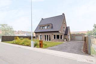 UNE AFFAIRE EN OR !!! Villa entièrement rénovée, idéalement située à Deerlijk, à 595 000 €. Vous recherchez une villa prête à emménager, économe en énergie, alliant à la perfection espace, confort et finitions haut de gamme ? Alors cette magnifique propriété entièrement rénovée, située au 11 Beekstraat à Deerlijk, est exactement ce qu’il vous faut. Grâce à son emplacement central, à quelques pas des écoles, des commerces et de toutes les commodités quotidiennes, vous profiterez ici d’une combinaison idéale entre un cadre de vie paisible et une excellente accessibilité. Depuis le hall d’entrée, vous accédez à l’espace de vie ouvert et lumineux, agrémenté d’un coin repas convivial, où de grandes baies vitrées créent une ambiance agréable et offrent une belle vue sur la terrasse et le jardin soigné et entièrement privé. La cuisine élégante et haut de gamme constitue le cœur de la maison et est équipée de tout le confort moderne, notamment d’un robinet Aqualex très pratique. À proximité se trouvent un débarras/buanderie très pratique et une cave spacieuse et sèche. À l’extérieur, vous disposez d’une grande allée et d’un garage en maçonnerie.À l’étage se trouvent trois chambres spacieuses, toutes équipées de la climatisation pour un confort optimal. Le grenier entièrement aménagé offre en outre de nombreuses possibilités et peut parfaitement être aménagé en quatrième chambre, bureau ou espace de loisirs.Cette maison obtient également d’excellents résultats en matière de durabilité. Avec un label EPC A, le chauffage au sol, la domotique, une toiture entièrement rénovée et 12 panneaux solaires sur le garage, vous avez la garantie d’une maison économe en énergie et tournée vers l’avenir. Les deux citernes d’eau de pluie, d’une capacité totale de 30 000 litres, permettent en outre de couvrir jusqu’à 95 % de la consommation d’eau grâce à l’eau de pluie.Cette propriété est située sur un terrain de 1 085 m² et dispose d’une surface habitable d’environ 207 m² (à titre indicatif selon le certificat de performance énergétique). Le CPE n’est que de 91 kWh/m²/an (Label A – UC 379309), ce qui signifie qu’aucune obligation de rénovation ne s’applique. De plus, la maison obtient un score P et un score G de niveau A et ne se trouve pas dans une zone à risque d’inondation.En résumé, cette villa élégante offre une combinaison unique d’espace, de qualité, d’efficacité énergétique et d’un emplacement exceptionnel. Un choix incontournable pour ceux qui souhaitent profiter d’un cadre de vie confortable en toute sérénité.Prix demandé : 595 000 €Intéressé(e) ? Contactez dès aujourd’hui Property Vastgoed au 056 96 08 00 ou à l’adresse info@property-vastgoed.be et organisez votre visite.