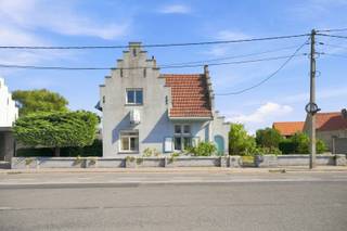 Deze karaktervolle woning is gelegen aan de Schoorbakkestraat 23, in het centrum van Pervijze, deelgemeente van Diksmuide. Vanuit de woning geniet je van prachtige landelijke vergezichten over de omliggende velden, met zicht op Diksmuide in de verte. Het perceel heeft een oppervlakte van 429 m², met een bewoonbare oppervlakte van 160 m².<br />De woning is te renoveren naar eigen smaak en leent zich zowel tot een eigen woning, een tweede verblijf als een vakantiewoning. Ze telt op het gelijkvloers een ruime inkom, woonkamer, eetkamer, keuken, een slaapkamer en een berging. Op de eerste verdieping bevinden zich maar liefst 4 slaapkamers, en op de tweede verdieping is er nog een zolder als extra opbergruimte of uitbreidingsmogelijkheid. Buiten is er een tuinberging en een garage aanwezig.<br />De vraagprijs bedraagt €163.000. Elk bod wordt voorgelegd aan de eigenaar, die vrij is om dit al dan niet te aanvaarden.<br />Een karaktervolle woning met veel potentieel, een royale indeling en een prachtig landelijk uitzicht over de velden richting Diksmuide: de ideale kans om dit pand volledig naar eigen smaak in te richten. Neem dan gerust contact met ons op voor een bezoek ter plaatse, via 051 49 49 11!<br /><br />