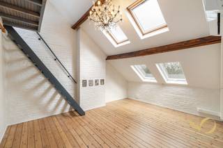 <p>In the heart of the Vanderkindere neighbourhood, one of Uccle's most sought-after areas, this duplex apartment is located on the 3rd floor of a characterful building on the prestigious Avenue Brugmann.<br />The property spans two levels for a total surface of ±63 m²: a first level of ±48 m² and converted loft space of ±15 m², flooded with natural light through numerous skylights.<br />The first level features a generous living room with exposed beams and whitewashed brick, a dining area, a semi-open fitted kitchen, a bathroom with shower and WC, and a storage room. A metal staircase leads to the upper level.<br />The upper level, under the roof structure, comprises a bright bedroom, a storage space and a void opening onto the level below.<br />Air conditioning installed. PEB E. Available upon deed.<br />Not to be missed! </p>