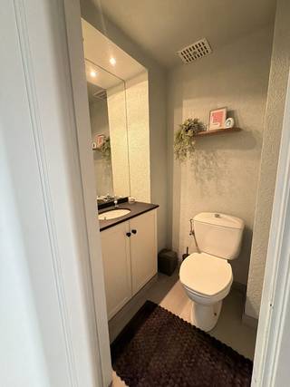 Ruime en energiezuinige gezinswoning op een uitstekende ligging in Boom
Deze goed onderhouden woning combineert ruimte, comfort en een gunstige ligging. Dankzij de centrale locatie bevinden scholen, openbaar vervoer, winkels en ontspanningsmogelijkheden zich in de nabije omgeving. Zowel het centrum van Boom als het Provinciaal Recreatiedomein De Schorre zijn vlot bereikbaar.
Bij het betreden van de woning kom je in een ruime inkomhal met vestiaire en gastentoilet.
Op het gelijkvloers bevindt zich een ruime garage, met voldoende plaats voor wagens en een wasplaats. Aansluitend geniet je van een aangename tuin met terras.
Via de trap bereik je de lichtrijke leefruimte met aansluitend de keuken. De keuken is praktisch ingericht en beschikt over een aparte eethoek, voldoende kastruimte en de nodige toestellen.
Op de bovenverdieping bevinden zich drie slaapkamers, een apart toilet en een ruime badkamer, uitgerust met een ligbad, douche en dubbele lavabo.
Een extra troef is de gunstige ligging: de woning bevindt zich centraal tussen Antwerpen, Mechelen en Brussel en is daardoor ideaal voor wie regelmatig pendelt.
Troeven van deze woning:
- 3 slaapkamers
- Ruime garage en oprit
- Aangename tuin met terras
- Energiezuinig met een gunstig EPC B
- Elektrische installatie conform
- Centrale en vlot bereikbare ligging
- Scholen, openbaar vervoer en recreatie in de buurt
Een ideale gezinswoning voor wie op zoek is naar ruimte, comfort en een uitstekende ligging in Boom.