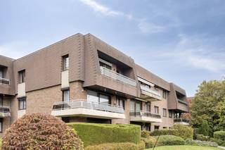 Te koop aangeboden, ruim appartement nabij het centrum van Strombeek-Bever. Het appartement bestaat uit: - Inkomhal- Ruime living met zicht op...