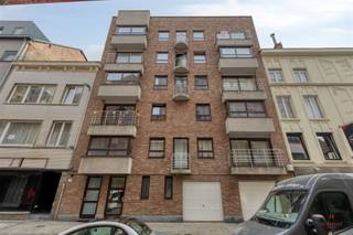 <p><span>Dit verzorgd appartement is gelegen in de Langestraat 61 bus 501 in Oostende, op een centrale ligging met tal van winkels, horeca en openbaar vervoer op wandelafstand.</span></p><p><span>Het appartement bevindt zich op de vijfde verdieping en is bereikbaar met de lift. Dankzij de praktische indeling en aangename leefruimte is dit de ideale woonst voor alleenstaanden of koppels.</span></p><p><span>Het appartement wordt bemeubeld verhuurd.</span></p><p><span>Troeven:</span><span><br />Bemeubelde verhuring<br />Centrale ligging<br />Lift aanwezig<br />Praktische indeling<br />Aangename leefruimte</span></p><p><span>Indeling:</span><span><br />Inkomhal, woonkamer met open keuken, badkamer, slaapkamer</span></p><p><span>Informatie:</span><span><br />Maandelijkse huurprijs: € 750<br />Gemeenschappelijke kosten: € 75/maand<br />Extra kosten: bijdrage in de kosten voor de plaatsbeschrijving<br />Waarborg: 3 maanden huur<br />Beschikbaarheid: overeen te komen<br />EPC: label C</span></p><p><span>Interesse? Neem contact op met Yana:<br />09 227 08 90 of yana@heritagevastgoed.be</span></p>