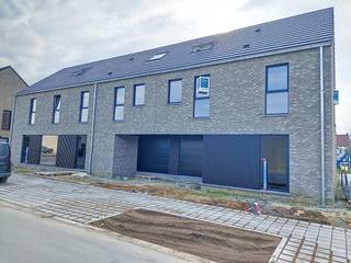 Lot 39 is een halfopen bebouwing met moderne bouwstijl : 2 bouwlagen met hellend dak. Deze woning staat ruwbouw-winddicht momenteel en kan snel afgewerkt worden.<br /><br />GELIJKVLOERS : inkom, wc, ruime living, open keuken met eiland, garage en technische ruimte.<br />EERSTE VERDIEPING : 1 grote slpk, 2 kinderkamers, ingerichte badkamer met inloopdouche, badkamermeubel met dubbele lavabo, aparte wc. ZOLDER : 2de vaste trap. Technische ruimte met berging, mogelijkheid tot inrichten van zeer ruime 4de slaapkamer, bureauruimte of hobbyruimte. Gezellige tuin met perfecte oriëntatie !<br /><br />Deze woning wordt volledig afgewerkt aangeboden met ingerichte keuken en badkamer, bevloering en vloerverwarming.<br />Superenergiezuinige woning (E 8) door warmtepomp, doorgedreven isolatiepakket, ventilatiesysteem D en pakket zonnepanelen.<br /><br />Deze woning wordt gebouwd in een nieuw woonproject in het centrum van Beveren-Leie, meer bepaald op de site Vanmarcke tussen de Sint-Jansstraat en de Grote en Kleine Heerweg. Rustig gelegen en voldoende groene ruimte aanwezig.<br />Goeie mobiliteit met winkels, scholen en ontspanningsmogelijkheden vlakbij.<br /><br />Prijs excl. btw en kosten. Download de brochure via https://durabrik.immo/beveren-leie<br /><br />Bezoek onze kijkwoning ter plaatse op afspraak !<br />Bij Durabrik ben je zeker van een vaste prijs. Geen budgettaire verrassingen dus tijdens je bouwtraject.<br />Heb je vragen? Contacteer dan je bouwadviseur via 09 280 60 60 of mail naar info@durabrik.be.<br /><br />*afbeeldingen en oppervlaktes zijn indicatief