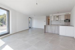 ***WOENSDAG 23/09 is er een bezoekmoment - gelieve ons te contacteren voor een bezoek***Dit appartementsgebouw is gelegen in het uiterst charmante en landelijke Sint-Gillis-Waas en werd afgewerkt met hoogwaardige materialen en oog voor detail. Dit gelijkvloers appartement omvat een lichtrijke leefruimte met open ingerichte keuken. Een inkomhal met ingemaakte kasten, apart toilet met handwasser en voldoende bergruimte. De badkamer is voorzien van inloopdouche en dubbele lavabo. Van de drie slaapkamers, heeft één ook erg praktische ingemaakte kasten. Achteraan het gebouw is een autostaanplaats inbegrepen. De rustige ligging met toch een vlotte verbinding naar E17 is een grote troef!(In de provisiekost van €90 zit vloerverwarming en vloerkoeling inbegrepen!)