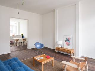 <strong>Gerenoveerd tweeslaapkamerappartement met zonnig terras in een voormalige herenwoning, nabij het historisch centrum van Gent. </strong><br /><br />Dit gerenoveerde tweeslaapkamerappartement bevindt zich op de tweede verdieping van een voormalige herenwoning, recent opgedeeld in vier appartementen. De ligging nabij het Sint-Annaplein en het historisch centrum garandeert een uitstekende bereikbaarheid en alle voorzieningen op wandelafstand.<br /><br />Het doorzonappartement combineert hedendaags comfort met authentieke elementen. Vooraan bevindt zich de leefruimte, achteraan de eetplaats met ingerichte keuken (Bulthaup) en toegang tot het zonnige terras, dat de hele namiddag van de zon geniet.<br /><br />Verder beschikt het appartement over twee slaapkamers, elk met eigen sanitair, een apart toilet en een praktische berging met aansluiting voor wasmachine en droogkast.<br /><br />Extra: fietsenberging in de residentie. <br />Verplichte aankoop van een praktische kelderberging. <br /><br />Dit project spreekt aan door zijn beperkt aantal entiteiten, zijn topligging, zijn prijs/kwaliteitsverhouding en zijn zeer aantrekkelijke kostenstructuur. Door het beperkte aantal woonunits is een vereenvoudigd beheer mogelijk waardoor de maandelijkse lasten zeer laag liggen. Bijkomende troef is de aankoop onder registratierechten.<br /><br />Deze residentie is een realisatie van Compagnie Delens, is een ontwikkelingsbedrijf dat met een hedendaagse aanpak van authentiek vastgoed streeft naar unieke en karaktervolle woningen in een stedelijke omgeving.<br /><br /><em>(aandeel kosten en basisakte ten laste van de koper)</em><br /><br />Voor meer informatie, mail naar info@carloeggermont.be