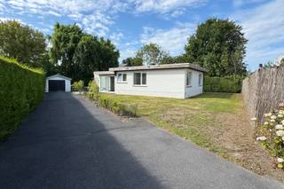 Wat bevindt er zicht achter deze poort..? Een huis of projectgrond? Beide antwoorden zijn van toepassing, dit is dubbel win!Een bungalow, perfect...