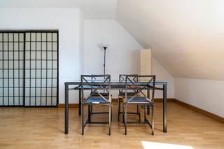1000 BRUSSEL (Laekenstraat 111) - Op de bovenste verdieping van een klein gebouw in het stadscentrum biedt TREVI u dit mooie gemeubileerde appartement van ± 60 m² aan, met de volgende indeling: woonkamer; ingerichte keuken, slaapgedeelte, slaapkamer, badkamer. EPB: D (174 kWh/(m²/jaar) 34 kg/(m²/jaar) Huurprijs: 1.075 € / maand. Vooruitbetaling voor kosten: 75 € / maand voor eigen waterverbruik, verzekering en onderhoud van de gemeenschappelijke ruimtes. Mogelijkheid om een parkeerplaats te huren voor 125 € extra. Beschikbaar vanaf 01/12/2026. Informatie en bezichtigingen bij Louis Meert 0477 57 98 87 of via e-mail: LMEERT@TREVI.BE