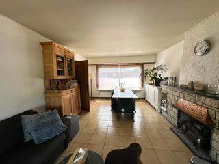 <p><span>Op een rustige en aangename locatie in Sint-Katelijne-Waver bevindt zich deze verzorgde open bebouwing, ideaal voor wie op zoek is naar ruimte, comfort en een groene omgeving. De woning beschikt over drie volwaardige slaapkamers, een badkamer met ligbad en een afzonderlijk gastentoilet.</span></p><p><span>De gesloten keuken sluit naadloos aan op de lichtrijke veranda, vanwaar u geniet van een prachtig uitzicht op de fraai aangelegde tuin. Daarnaast beschikt de woning over een ruime inpandige garage, die voldoende plaats biedt voor een wagen en extra bergruimte.</span></p><p><span>Dankzij de rustige ligging woont u hier in een aangename omgeving, terwijl winkels, scholen en belangrijke invalswegen zich op korte afstand bevinden.</span></p><p><span>De woning is beschikbaar vanaf </span><span>1 september 2026</span><span>. Interesse? </span></p><p><span>Neem contact op voor meer informatie of het plannen van een bezichtiging via het nummer 015 200 999 of info@vastgoedplus.be</span></p>