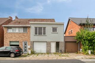 Welkom in de Verhoogstraat 5 in het charmante Serskamp, een woning met bijzonder veel potentieel voor wie op zoek is naar een renovatieproject en droomt van een thuis die volledig naar eigen wensen kan worden vormgegeven. Ben jij de persoon die deze woning een tweede leven zal geven?<br /><br />INDELING:<br />Gelijkvloers:<br />- Inkomhal<br />- Leefruimte<br />- Keuken<br />- Badkamer<br />- Berging<br />- Garage<br /><br />Eerste verdiep:<br />- 2 Slaapkamers<br /><br />Zolder<br />- Bergruimte dat kan ingekleed worden als extra slaapkamer<br /><br />Troeven:<br />- Veel potentieel<br />- Aangename tuin<br />- Rustige locatie<br />- Inpandige garage<br /><br />Wens jij een bezoek of wens je meer informatie?<br />Contacteer Mitch via mitch.goossens@albert.immo of via 0470 36 11 85<br /><br />Bij Albert kom je thuis!