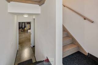Deze moderne halfopen woning, gebouwd in 2016, biedt een bewoonbare oppervlakte van maar liefst 232 m² op een perceel van 377 m² en maar liefst 5 slaapkamers waarvan er eentje in gebruik is als bureau.<br /><br />De woning combineert ruimte met een uitstekende energiezuinigheid (EPC A+) en is voorzien van zonnepanelen, een lucht-waterwarmtepomp, vloerverwarming en ventilatiesysteem D met warmterecuperatie. Daarnaast beschikt de woning over een inpandige garage met automatische poort en een volwaardige kelder, die voor heel wat extra praktische ruimte zorgt. Een ruime, recente en bijzonder energiezuinige woning met alle hedendaags wooncomfort.<br /><br />De woning is gelegen in Heukelom, een landelijke en groene deelkern van Riemst, op een aantrekkelijke locatie voor wie rustig wil wonen zonder in te boeten aan bereikbaarheid. De omgeving wordt gekenmerkt door open landschappen, akkers en typische Haspengouwse dorpskernen, met tal van mogelijkheden om te wandelen en te fietsen.<br /><br />Voor dagelijkse voorzieningen hoeft u niet ver: scholen, openbaar vervoer, supermarkten en sportfaciliteiten bevinden zich op korte afstand. Tegelijk geniet u hier van een gunstige ligging ten opzichte van Maastricht, Tongeren-Borgloon, Bilzen-Hoeselt en Visé, waardoor zowel België als Nederland vlot bereikbaar zijn. De Nederlandse grens bevindt zich eveneens vlakbij.<br /><br />Ook voor woon-werkverkeer is de ligging interessant. Via de omliggende verbindingswegen bereikt u snel de belangrijkste centra in de regio en de E313 bevindt zich op circa 7 km, met verdere verbindingen richting Hasselt, Antwerpen en Luik. Een aangename woonomgeving die landelijke rust combineert met een centrale ligging en goede bereikbaarheid, ideaal voor wie graag groen woont, maar Maastricht en de omliggende steden binnen handbereik wil houden.<br /><br />Bezichtig deze woning ook digitaal en 'loop' zelf door de woning. Kijk daarvoor op onze website of via: my.matterport.com/show/?m=75SWEpHHYgQ<br /><br />INDELING<br /><br />Gelijkvloers t.o.v. straatniveau: <br /><br />- Inkomhal die toegang geeft tot de trap naar de kelder of de leefruimte.<br /><br />1ste verdieping t.o.v. straatniveau:<br /><br />- Keuken met composieten werkblad voorzien van vaatwasser (AEG), Bora inductiekookplaat, hete-lucht oven en combi (AEG), koelkast en diepvries (AEG); <br />- Berging voor opslag;<br />- Ruime woonkamer/eetkamer met open keuken van ca. 66.5m², voorzien van airco, tv aansluitingen en Entrya videofoon voor toegangscontrole, uitzicht op de straat en de tuin;<br />- Toilet met apart lavabo;<br />- Slaapkamer 1 (nu gebruikt als bureau).<br /><br />2e verdieping t.o.v. straatniveau: <br /><br />- Slaapkamer 2 van ca 14m² en slaapkamer 3 (=masterbedroom) van ca. 27m² aan de voorzijde van de woning;<br />- Slaapkamer 4 van ca. 12.5m² en slaapkamer 5 van ca. 11.3m² aan de achterzijde van de woning;<br />- Royale badkamer met inloopdouche, op maat gemaakt meubel met dubbele wastafel en verlichte spiegel, toilet.<br /><br />Kelder/inpandige garage t.o.v. straatniveau:<br /> <br />Tuin (ligt op het 1ste verdiep t.o.v. het straatniveau):<br /><br />- Zuidwest georienteerde tuin;<br />- Gedeeltelijk overdekt terras met verlichting en buitenstopcontacten;<br />- Buitenkraan;<br />- Onderhoudsvriendelijk.<br /><br />Troeven:<br /><br />- Recente woning met royale leefruimtes;<br />- Energiezuinig wonen dankzij EPC-label A+;<br />- Voorzien van zonnepanelen en een lucht-waterwarmtepomp;<br />- Comfortabele vloerverwarming in de hele woning;<br />- Ventilatie D met warmterecuperatie (Vasco);<br />- Hoogwaardige driedubbele beglazing;<br />- Slim regenwaterbeheer via Watergenius;<br />- Geïntegreerde garage met automatische sectionaalpoort met motor van Sömer;<br />- Ruime, volwaardige kelderverdieping met gepolierde betonvloer.<br /><br />Energieprestatie en binnenklimaat (EPB-EPC)<br />Certificaat beschikbaar: ja<br />EPC certificaatnummer: 20260520-0003835549-RES-2<br />Berekende energiescore : (kWh/m²): -9 kWh/m² jaar - A+ label<br />Het certificaat is geldig tot en met: 30/03/2036<br />Electrische installatie: ja - CONFORM<br /><br />Informatie stedenbouwkundige voorschriften:<br />Stedenbouwkundige vergunning: ja<br />Meest recente bestemming: woongebieden met landelijk karakter<br />Dagvaarding uitgebracht: neen<br />VOORKOOPRECHT OP DIT GOED: neen<br />VERKAVELINGSVERGUNNING: niet van toepassing<br />WATERGEVOELIG OPENRUIMTEGEBIED: neen <br />Maatregelenregister: ja - geen maatregelen<br /><br />Overstromingsgevoelige gebieden: <br />Perceelscore of P-score : A<br />Gebouwenscore of G-score: A<br />Ligging in Signaalgebied: neen <br />Ligging in afgebakende oeverzone of afgebakend overstromingsgebied: neen<br /><br />A:geen overstroming gemodelleerd B: kleine kans op overstromingen onder klimaatverandering C: kleine kans op overstromingen D: middelgrote kans op overstromingen<br /><br />Beschermd erfgoed<br />GEINVENTARISEERD ERFGOED: neen<br />BESCHERMD ONROEREND ERFGOED: neen