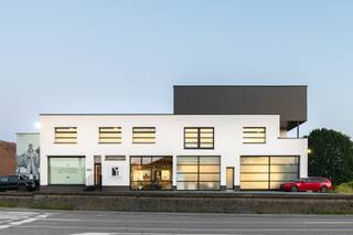 <p><strong>Uniek handelspand met luxueus en zeer ruim duplex appartement op een absolute toplocatie langs de Ninoofsesteenweg te Lennik!</strong> Deze uitzonderlijke eigendom combineert een moderne architectuur met maximale visibiliteit en multifunctionele mogelijkheden op een strategische commerciële topligging.</p><p>Het gelijkvloers omvat een indrukwekkende <strong>handels- of kantoorruimte</strong> met een stijlvolle industriële afwerking, grote raampartijen en een professionele uitstraling. Dankzij de uitstekende zichtbaarheid langs een drukke verbindingsweg geniet uw zaak hier van maximale exposure. Ideaal voor showroom, kantoor, vrij beroep, praktijkruimte of creatieve onderneming.</p><p>Boven het handelspand bevindt zich een ruim en kwalitatief afgewerkt <strong>duplex appartement</strong> met een royale leefruimte en veel natuurlijke lichtinval. Het appartement beschikt over <strong>4 volwaardige slaapkamers en een ruim bureau</strong>, dat perfect ingericht kan worden als <strong>vijfde slaapkamer</strong> of hobbyruimte.</p><p>De combinatie van wonen en werken op één locatie maakt dit pand bijzonder interessant voor zelfstandigen, ondernemers of investeerders die op zoek zijn naar een uniek en representatief eigendom.</p><p><strong>Troeven:</strong></p><ul><li><p>Absolute toplocatie langs de Ninoofsesteenweg</p></li><li><p>Uitzonderlijke visibiliteit en commerciële uitstraling</p></li><li><p>Moderne architectuur met kwalitatieve afwerking</p></li><li><p>Veelzijdige handelsruimte met tal van mogelijkheden</p></li><li><p>Ruim duplex appartement</p></li><li><p>4 slaapkamers + bureau/vijfde slaapkamer</p></li><li><p>Ideaal voor combinatie wonen en werken</p></li><li><p>Vlotte verbinding richting Brussel, Ninove en Aalst</p></li></ul><p>Een zeldzame opportuniteit voor wie wonen, ondernemen en zichtbaarheid wenst te combineren op een commerciële topligging. Contacteer ons vandaag nog voor meer informatie of een bezoek!</p>