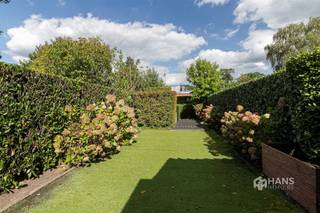 <p><span>Charmante woning (116 m²) met 2 slaapkamers op een perceel van (300m²) in Kapellen.</span></p><p><span>In de Akkerstraat woon je op een aangename locatie in Kapellen, met het centrum en alle nodige voorzieningen binnen handbereik. Winkels, scholen en openbaar vervoer bevinden zich in de nabije omgeving en ook met de fiets of wagen verplaats je je vlot. Een fijne uitvalsbasis voor wie rustig wil wonen zonder aan bereikbaarheid in te boeten.</span></p><p><span>Achter de charmante gevel schuilt een verrassend ruime woning met een bewoonbare oppervlakte van 116 m². Binnen zorgen onder meer de zichtbare balken, open trap en sfeervolle haard voor een karaktervolle uitstraling.</span></p><p><span>Je komt binnen in de ruime leefruimte, goed voor maar liefst 52 m². De verschillende niveaus zorgen voor een speelse indeling en maken het eenvoudig om een gezellige zithoek en eetgedeelte te creëren. Dankzij de grote lichtstraat geniet het geheel bovendien van veel natuurlijke lichtinval. Aansluitend bevindt zich de ingerichte keuken, die voorzien is van alle nodige comfort en rechtstreeks toegang biedt tot de tuin.</span></p><p><span>Achteraan bevindt zich de badkamer met ruime inloopdouche, lavabomeubel en toilet. Ook is er nog een praktische berging/wasplaats van 5 m² voorzien.</span></p><p><span>Op de bovenverdieping bevinden zich 2 slaapkamers van respectievelijk 9 m² en 17 m². Dankzij de dakramen genieten ook deze ruimtes van een aangename natuurlijke lichtinval.</span></p><p><span>Een absolute troef is de noordoost-georiënteerde tuin van maar liefst 115 m². Achteraan bevindt zich een ruim tuinhuis met overdekt terras, waar je heerlijk beschut van het buitenleven geniet. Extra handig is de aparte zij-ingang vanaf de straat, ideaal om fietsen, vuilnisbakken of tuinmateriaal rechtstreeks naar achteren te brengen.</span></p><p><span>Ben je op zoek naar een charmante woning met een verrassend ruimtelijk gevoel én een ruime tuin in Kapellen? Kom dan zeker eens kijken!</span></p><p><span>Bewoonbare opp. 116 m² – ref.: bruto vloeropp. EPC. Voor meer info of een gratis schatting surf naar hansimmo.be</span></p><p><span> </span></p>