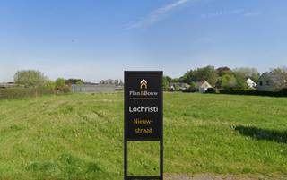 <p>Welkom bij deze uitgestrekte bouwgrond gelegen aan de Nieuwstraat in Lochristi, waar de mogelijkheden onbeperkt zijn en de ambiance rustiek en uitnodigend. Met een indrukwekkende oppervlakte van 452 vierkante meter biedt dit perceel voldoende ruimte om uw droomwoning te realiseren. Dit is de ideale locatie voor wie op zoek is naar de perfecte balans tussen een serene woonomgeving en de nabijheid van alle nodige faciliteiten. Geniet van de kindvriendelijke en veilige buurt, waar uw gezin zich onmiddellijk thuis zal voelen.</p>
<p>Deze bouwgrond biedt u de vrijheid om uw creativiteit de vrije loop te laten. Of u nu kiest voor een hedendaagse vrijstaande woning of een charmante villa, u kunt het ontwerp volledig afstemmen op uw persoonlijke voorkeuren en levensstijl. De open opzet van de grond geeft ruimte voor een tuin waar u kunt ontspannen en genieten van de buitenlucht. Dit is uw kans om in Lochristi te bouwen, een prachtig gebied dat bekend staat om zijn groene omgeving en vriendelijke sfeer. Neem vandaag nog contact met ons op voor meer informatie en laat uw woondromen werkelijkheid worden.</p>