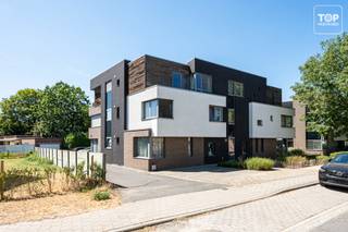 <p>Dit energiezuinige appartement, gebouwd in 2008, is gelegen op een rustige en aangename locatie in Wondelgem en combineert comfortabel wonen met een uitstekende bereikbaarheid. <br /><br />Scholen, winkels, het station van Wondelgem en verschillende mogelijkheden voor openbaar vervoer bevinden zich in de onmiddellijke omgeving.</p>
<p>Het appartement beschikt over twee volwaardige slaapkamers en een lichtrijke leefruimte met een aangename natuurlijke lichtinval. <br /><br />De open keuken sluit mooi aan op de leefruimte en creëert een ruim en hedendaags woongevoel. Vanuit de leefruimte heeft u toegang tot het terras, waar het heerlijk vertoeven is.</p>
<p>Dankzij het energiezuinige karakter geniet u van beperkte energiekosten. <br /><br />De combinatie van de rustige ligging, de nabijheid van alle dagelijkse voorzieningen en de vlotte verbinding richting Gent maakt dit appartement bijzonder interessant voor zowel eigen bewoning als investering.</p>
<p>Verplichte aankoop van een autostaanplaats aan € 10.000.</p>
<p>Bel TOP Vastgoed op 0475 700 700 voor meer informatie of een bezoek ter plaatse.</p>