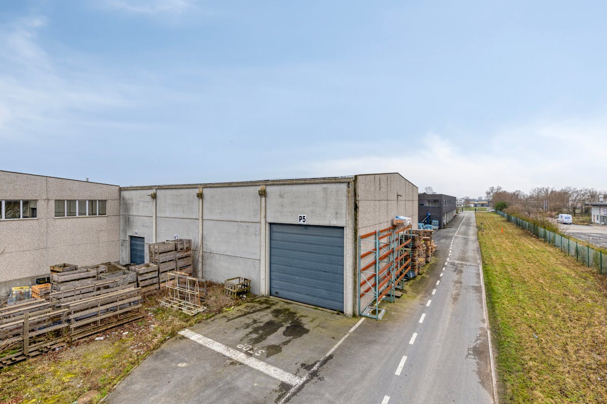 Logistiek magazijn (1.620 m²) met laadkades en kantoor (108m²). - foto 3