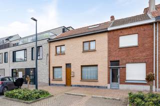 Te Assenede bieden we u deze instapklare, zeer goed onderhouden woning aan. De woning situeert zich op het Diederikplein, gelegen in het centrum,...