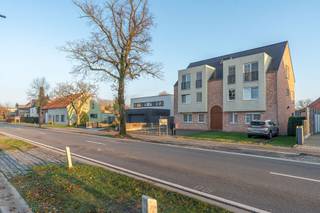 Recent ruim dakappartement met 3 slaapkamers, groot dakterras, garage, autostaanplaats en kelderberging.
Het dakappartement bestaat uit een lichtrijke leefruimte met een zithoek vooraan, een eethoek en een open keuken met aanpalende berging achteraan. De keuken geeft uit op het groot dakterras met mooi uitzicht op de groene omgeving en de weilanden achteraan.
Het slaapgedeelte bestaat uit een nachthal die uitgeeft op de drie slaapkamers waarvan twee kinderkamers, een apart toilet met handenwasser en een badkamer met lavabomeubel, douche en handdoekdroger.
Vanuit de leefruimte is er een open houten trap naar de zolderverdieping, die momenteel dienst doet als bergruimte, hier is ook de warmtepomp geplaatst. De zolderverdieping is potentieel interessant als extra berging, speelkamer, hobbyruimte, ... .
Bij het appartement hoort een mooie kelderberging, een autostaanplaats en ruime bovengrondse garagebox met elektrische poort die de koper verplicht is bij aan te kopen voor € 30.000,-
Op het dak zijn zonnepanelen geplaatst.
TROEVEN:
•Dakappartement
•Veel lichtinval.
•Energiezuinig; warmtepomp, zonepanelen.
•Ruime leefruimte.
•Berging, autostaanplaats en bovengrondse garagebox.
Het appartement wordt verkocht onder registratierechten.
Het appartement is gelegen op wandel- en fietsafstand van de winkels, openbaar vervoer en het centrum van Lille. Verder is er een vlotte verbinding naar de E34 Antwerpen - Eindhoven en naar Herentals.
Indien u meer informatie wenst of een plaatsbezoek, aarzel dan niet contact op te nemen, tel: 014/715008 of 0496/511010 of mail naar christoffel@vastgoedpicavet.be .
