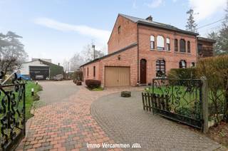 Verzorgde gezinswoning met loods en heel wat potentieel, gunstig gelegen nabij het dorpscentrum van Haacht. Deze authentieke woning met loods...