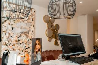 TER BESCHIKKING STELLING OP DAGBASISIn dit stijlvolle schoonheidssalon in het centrum van Gavere is er een praktijk/consultatieruimte beschikbaar...