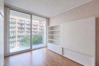Instapklare studio met terras gelegen pal in het centrum van Nieuwpoort-Bad, Franslaan 100 in de Residentie Santhooft. Deze studio ligt vlakbij de winkels, zeedijk en horeca. <br /><br />Indeling:<br />- inkomhal met ingemaakte kast<br />- ingerichte keuken<br />- leefruimte met aansluitend terras<br />- badkamer met douche, toilet en lavabo<br /><br />Er kan eveneens een fiets worden geplaatst in de gemeenschappelijke fietsenberging mits betaling van 25 euro/jaar aan de syndicus.<br />Er zijn eveneens vrije parkeerplaatsen achteraan het gebouw.<br /><br />Troeven:<br />- centrale ligging<br />- terras<br />- instapklaar<br />- zeer mooi rendement<br />- vrije parkeerplaatsen achteraan het gebouw<br />- privatieve kelderberging in het gebouw<br /><br />Bent u op zoek naar vastgoed te Nieuwpoort? Aarzel niet om uw afspraak vast te leggen!<br /><br />Bestuursmaatregelen in het maatregelenregister: nee