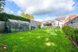 <p><span>Charmante woning met ruim atelier nabij de vaart in Boortmeerbeek</span></p><p><span> </span></p><p><span>Ben je op zoek naar een karaktervolle woning aan het water, met tuin en vooral met een eigen multifunctioneel atelier van 140m²? Aarzel dan niet langer en lees vooral verder.</span></p><p><span> </span></p><p><span>Je betreedt de woning via de inkomhal. De hoge plafonds in de leefruimte en de open keuken geven het huis een gezellig karakter. Aansluitend aan de keuken bevindt zich de badkamer met dubbele wastafel, toilet & inloopdouche en wasplaats. Op de eerste verdieping geeft de nachthal toegang tot drie slaapkamers. Nood aan extra ruimte? De ruime zolderverdieping kan volledig naar eigen wens ingericht worden, bijvoorbeeld als extra slaapkamers, hobbyruimte of bureauruimte.</span></p><p><span> </span></p><p><span>Vanuit de berging kom je in het magazijn terecht, die vrij ingedeeld kan worden als atelier, stockageplaats, garage en nog zo veel meer. Via dit magazijn tenslotte kom je in de volledig afgesloten tuin met zicht op groen. De tuinkamer met pelletkachel is voorzien van een aansluiting voor internet en televisie. Deze maakt de beleving hier compleet. </span></p><p><span> </span></p><p><span>De ligging van deze woning is optimaal: op wandelafstand van een echt dorpscafé, kort bij de grote winkelketens op de Leuvensesteenweg, en vlakbij de rustige natuur van het Steentjesbos. </span></p><p><span> </span></p><p><span>Interesse in een bezoek? Contacteer ons vandaag nog!</span></p><p><span> </span></p><p><span>015 20 36 00 - info@domoxim.be</span></p><p><span> </span></p><p><span>domoXim. Waar dromen thuis komen!</span></p><p><span> </span></p><p><span>Ook benieuwd naar de waarde van je </span><span>eigen</span><span> woning? Wij geven je graag advies.</span></p>
