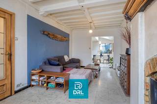 Deze woning met ruime werkplaats/loods van ca 60m<sup>2</sup> is gelegen nabij centrum Brugge en werd enkele jaren geleden deels onder handen genomen.<br />De woning bestaat momenteel uit een inkom, leefruimte, gastentoilet, keuken, berging met directe toegang tot de ruime achterliggende loods. Achter deze ruimte bevindt zich nog een een zuidgericht terras/tuintje met handige uitgang naar de achterliggende straat.<br />Op de eerste verdieping bevinden zich een gerenoveerde badkamer, een slaapkamer en een ruimte voor een dressing. Van hieruit heeft men toegang tot de geïsoleerde zolder waarin een tweede slaapkamer kan gerealiseerd worden.<br />De volgende belangrijke renovaties werden destijds uitgevoerd: Er werd een nieuwe afvoer geplaatst, elektriciteitskast werd vernieuwd, er liggen 12 zonnepanelen, een energiezuinige condenstatieketel op gas, achterliggend dak werd deels vernieuwd en ook gastentoilet en badkamer werden reeds aangepakt.<br />Bent u op zoek naar een woning waar wat werk mag aan zijn en met een grote en gemakkelijk te bereiken werkplaats/loods nabij het centrum, neem gerust contact op voor meer info of om een bezoek in te plannen.<br />