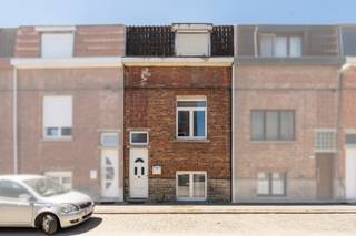 <p><strong>Te koop: te renoveren woning in het centrum van Vilvoorde, rustig gelegen aan de oever van de Zenne met achtertoegang tot het wandelpad.</strong></p><p>Deze woning uit 1932 combineert een centrale ligging met een groene, rustige omgeving. Vanuit de zuidwest georiënteerde stadstuin geniet u van de middag- en avondzon, terwijl u toch op wandelafstand bent van winkels, scholen, openbaar vervoer en het treinstation. De achtertoegang naar het wandelpad langs de Zenne biedt een unieke verbinding met natuur en ontspanning.</p><p><strong>Belangrijkste ruimtes:</strong></p><p>• Woonkamer (31,8 m²) met kachel en veel lichtinval</p><p>• Keuken (12,5 m²) met gasfornuis, dampkap en ontbijthoek</p><p>• Veranda (12,0 m²) met zicht op de tuin</p><p>• Badkamer (4,4 m²) met ligbad, bidet en aansluiting voor wasmachine</p><p>• 4 slaapkamers (11,7 m²; 13,4 m²; 17,9 m²; 11,9 m²)</p><p>• Zolder (15,2 m²) bereikbaar via vlizotrap</p><p>• Zuidwest georiënteerde stadstuin (22 m²)</p><p><strong>Troeven:</strong></p><p>• Gelegen in het centrum van Vilvoorde</p><p>• Rustige ligging aan de oever van de Zenne met achtertoegang tot wandelpad</p><p>• Zuidwest georiënteerde stadstuin</p><p><strong>Neem vandaag nog contact op met Selena Perez y Latorre via +32 2 335 11 13 voor een bezoek.</strong></p><p>JOUW DROOMHUIS. ZO GEVONDEN!</p>
