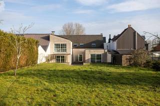 <p><strong>Karaktervolle woning met unieke authentieke elementen in stiltegebied</strong></p>
<p>Deze bijzonder charmante woning combineert hedendaags wooncomfort met tal van originele en authentieke elementen zoals prachtige oude gewelven en een karaktervolle trap.<br />Gelegen in een erkend stiltegebied geniet je hier van rust, ruimte en een open, landelijke omgeving.</p>
<p>Op het gelijkvloers verwelkomt de inkomhal je met een apart gastentoilet en biedt toegang tot de open, volledig ingerichte keuken.<br />Aansluitend bevindt zich een slaapkamer met eigen badkamer, uitgerust met een douche en lavabo — perfect voor gelijkvloers wonen, gasten of een praktijkruimte. De ruime en lichtrijke leefruimte vormt het hart van de woning en biedt vanuit elke hoek toegang tot het terras.</p>
<p>Het zonnige terras, bereikbaar vanuit alle leefruimtes, kijkt uit op de landelijke omgeving en de grote tuin, waar privacy en rust centraal staan.</p>
<p>De eerste verdieping beschikt over 4 slaapkamers en 2 bijkomende badkamers, wat deze woning uiterst geschikt maakt voor grotere of samengestelde gezinnen.</p>
<p>Verder is de woning uitgerust met een grote wasruimte, een garage en een oprit met plaats voor 2 voertuigen.</p>
<p>Dankzij haar indeling en ligging is deze woning uitermate geschikt voor zelfstandigen, vrije beroepen of samengestelde gezinnen die op zoek zijn naar ruimte, flexibiliteit en karakter.<br /><br />Benieuwd? Plan een afspraak in met Katrien: katrien@cornelis-goeman.be – 0473/42.76.99.</p>
<p><strong>Vraagprijs: € 449.000</strong></p>
<p></p>