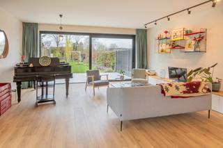 In een rustige en residentiële straat te Zemst bevindt zich deze moderne halfopen nieuwbouwwoning, gebouwd eind 2022 (onder registratierechten)...