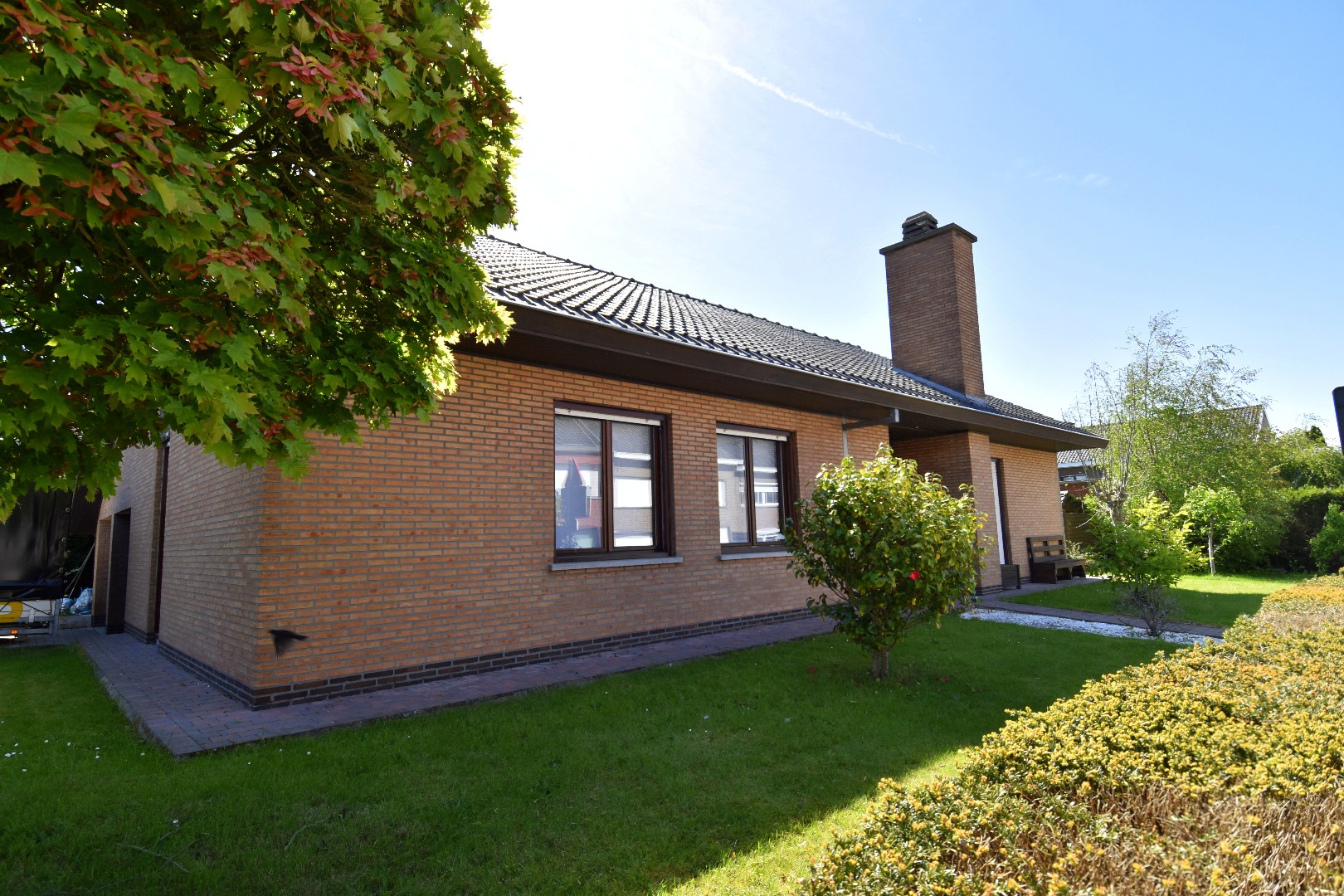 Rustig gelegen gelijkvloerse villa met 3 slaapkamers, dubbele garage en tuin rondom te koop in Ledegem - foto 1