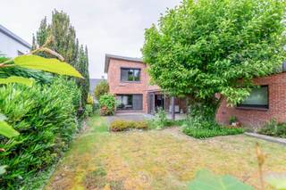 Op een <strong>centrale ligging</strong> in Belsele treffen we deze ruime open bebouwing met een groot magazijn, tal van mogelijkheden en een perceeloppervlakte van maar liefst<strong> ca. 1.673 m²</strong>.<br /><br />Via de inkomhal betreedt u de lichtrijke leefruimte, die aansluit op de keuken. Op het gelijkvloers bevindt zich bovendien een bureauruimte die perfect kan dienen als thuiskantoor, hobbykamer of extra slaapkamer. Verder is er een badkamer aanwezig, wat<strong> gelijkvloers wonen</strong> mogelijk maakt.<br /><br />De ruime veranda vormt een aangename verbinding tussen de woning en de tuin, terwijl het aansluitende terras en de <strong>ruime tuin </strong>met vijver, groenaanleg en tuinhuis u de ideale plek bieden om in alle rust en privacy te genieten van het buitenleven.<br /><br />Op de eerste verdieping bevinden zich <strong>drie volwaardige slaapkamers</strong> en een <strong>tweede badkamer</strong>, uitgerust met een ligbad, toilet en lavabo-meubel.<br /><br />Een absolute troef van deze eigendom is het <strong>magazijn</strong> van ca. 65 m² met sectionale poort. Deze ruimte leent zich uitstekend voor opslag, een zelfstandige activiteit, een atelier of het uitoefenen van een hobby.<br /><br />Hoewel de woning op bepaalde punten kan worden gemoderniseerd, vormt ze een uitstekende basis om verder naar eigen smaak af te werken. Dankzij het EPC-label C is er bovendien geen renovatieverplichting, wat een belangrijke troef vormt voor toekomstige eigenaars.<br /><br /><strong>Troeven</strong>
<ul>
<li>EPC-label C – geen renovatieverplichting</li>
<li>Open bebouwing op ca. 1.673 m²</li>
<li>Magazijn van ca. 65 m² met sectionale poort</li>
<li>Mogelijkheid tot gelijkvloers wonen</li>
<li>Drie volwaardige slaapkamers</li>
<li>Twee badkamers</li>
<li>Centrale ligging nabij winkels, scholen en openbaar vervoer</li>
</ul>
Heb je interesse in deze woning? Neem contact op met Emily voor meer informatie of een bezoek via 0468 30 00 32 of mail naar emily@claves.be