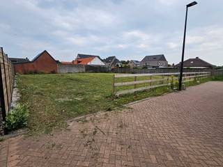 2 zeer mooi gelegen bouwgronden, half open bebouwing. Vraagprijs is 183000 euro per perceel.Straatbreedte 14,5 meter.In zeer rustige doodlopende...