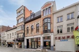 In het winkelhart van Aalst vindt u deze gerenoveerde handelsruimte verscholen achter een prachtige authentieke gevel. Deze unieke handelsruimte is gelegen in één van de meest karaktervolle eigendommen van het centrum. Het gebouw wordt compleet vernieuwd. De handelsruimte bevindt zich momenteel in casco toestand, met een compleet gemoderniseerde etalage met ruime gevelbreedte. <strong>De gelijkvloerse opp. bedraagt 155 m² (+ kelder). </strong>De droge, makkelijk toegankelijke kelder is perfect bruikbaar als stockruimte.<br />Grote troeven: ruime etalage met uitzonderlijke hoogte, prachtige gevel, veel passage, ruimtelijk gevoel en tal van nabij gelegen parkeermogelijkheden. Samenvattend, de symbiose van een prachtig historisch gebouw in moderne staat, in combinatie met een unieke locatie maken dit commercieel pand exceptioneel voor uw winkel, kantoor of degelijk horecaconcept.<br /><strong>De maandelijkse huurprijs bedraagt 2.500 euro. Beschikbaar: onmiddellijk. <br />Benieuwd naar dit bedrijfsvastgoed te huur in Aalst?</strong><br />Contacteer info@immodelestre.be of 054 33 62 52.<br />www.immodelestre.be