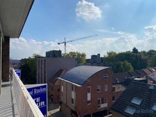 Uitstekend gelegen, zéér lichtrijk 3-slaapkamer appartement op de 4de verdieping van een kleinschalige residentie. Op wandelafstand van Gasthuisberg en het centrum van Leuven. onmiddellijke verbinding naar E-314.<br /><br />Het appartement kreeg een aantal jaren geleden een grondige renovatie. Er werden ondermeer overal nieuwe vloeren voorzien, schilderwerken en een volledig nieuwe keuken.<br /><br />Met de lift of de trap komt u op de 4de verdieping. Via de ruime inkom met ingebouwde vestiaire komt u in de zéér lichtrijke, zonnige woonkamer met gezellige TV-hoek en de open, volledig geïnstalleerde keuken. Eveneens via de woonkamer is er toegang tot een grote slaapkamer achteraan met toegang tot een eerste badkamer voorzien voor een ligbad en enkele wastafel in meubel.<br /><br />Via de nachthal is er toegang tot de 2 andere zéér ruime slaapkamers achteraan en een douchekamer met toilet.<br /><br />Vooraan, over de volledige breedte van het gebouw is er een smal terras, eerder om op te staan dan om te zitten.<br /><br />De huurprijs bedraagt 1.500 euro en een provisie van 240 euro incl. provisie water en verwarming. Excl. elektriciteit.<br /><br />Het appartement is onmiddellijk beschikbaar. Co-housing is mogelijk!<br /><br />Bent u op zoek naar een goed bereikbaar, lichtrijk en ruim appartement met 3 slaapkamers, maak een afspraak via info@immoruelens.be