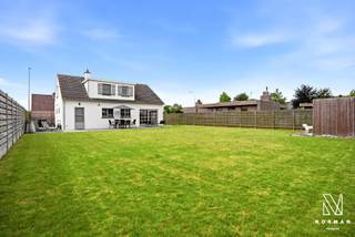 Deze alleenstaande woning in uitstekende staat combineert een degelijke traditionele bouwstructuur met hedendaags wooncomfort, dit dankzij verschillende renovaties en investeringen in de afgelopen jaren. <br /><br />De woning beschikt over een ruime inkomhal met gastentoilet, ingebouwde opbergkast en maatwerkvestiaire. De lichtrijke leefruimte geniet van natuurlijke lichtinval langs drie zijden en biedt via een groot schuifraam rechtstreeks toegang tot de tuin.<br /><br />De volledig vernieuwde keuken met eiland is voorzien van een inductiekookplaat, aparte oven en microgolfoven, veel kastruimte en een uitschuifbaar elektrisch aansluitpunt in het eiland. Naast de keuken bevindt zich een praktische berging. Ook is er rechtstreeks toegang tot de inpandige garage.<br /><br />Op de eerste verdieping zijn er drie volwaardige slaapkamers, waaronder een masterbedroom met een volledige wand aan maatkasten. Een zolderdeur biedt toegang tot extra bergruimte onder het dak. De ruime badkamer beschikt over een bad-douche combi, een dubbele lavabo en een toilet. Op de verdieping is er nog een aparte berging en een ruime nachthal.<br /><br />De tuin is volledig omheind en beschikt over een ruim tuinhuis. Dankzij de brede perceelsindeling geniet de woning van een open gevoel en groene zichten rondom. Achteraan grenst het perceel aan landbouwgrond.<br /><br />De inpandige garage geïsoleerde elektrische sectionale Hörmann-poort biedt plaats voor een wagen, fietsen, wasmachine (aansluiting regenwater), droogkast en extra opslagruimte. Op de oprit (met laadpaal) kunnen gemakkelijk 2 wagens parkeren. <br /><br />De woning is gelegen in een rustige woonwijk in Kuurne, en is via verschillende invalswegen vlot bereikbaar.<br /><br />Interesse? Deze woning wordt aangeboden met een vanafprijs. Wij kijken uit naar jullie beste voorstel. We verwelkomen jullie graag tijdens twee bezoekmomenten: <br />- zaterdag 27/06 <br />- woensdag 01/07<br />Reserveer je bezoekmoment rechtstreeks via onze website. Biedingen moeten ontvangen zijn ten laatste op donderdag 02/07/2026 om 19u. <br /><br />Pluspunten: <br />- met zorg gerenoveerd en volledig instapklaar<br />- gebruik van kwalitatieve materialen en hoogstaande afwerking<br />- overal op maat gemaakte gordijnen<br />- rustige ligging