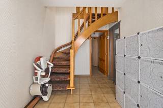 Op een prima locatie te Kapelle-op-den-bos bevindt zich deze instapklare woning met 2 slaapkamers en grote tuin op een mooi perceel van 416 m². Dankzij de gunstige ligging geniet u van een uitstekende bereikbaarheid, terwijl winkels, scholen, horecagelegenheden en het openbaar vervoer zich op wandelafstand bevinden.<br /><br />We betreden de woning via de inkomhal die toegang biedt tot een technische ruimte, bureau of kleine slaapkamer en een zeer ruime inpandige garage met potentieel voor alternatieve inrichting. De nachthal op de eerste verdieping geeft uit op een apart toilet en een ruime woonkamer die dan weer toegang geeft tot de keuken en een ruime slaapkamer met achterliggende badkamer voorzien van ligbad, lavabo en een 2de toilet. Via een uitvouwbare trap kan u via de nachthal de zolder betreden die ruimte biedt voor extra kamers. In de westelijk georiënteerde grote tuin kunt u genieten van het mooie weer en het achterliggend groen.<br /><br />U bent verplicht om deze woning binnen de 6 jaar na aankoop energetisch te renoveren tot minimum EPC-label D. De actuele EPC score is E maar kan met beperkte middelen verbeterd worden. We geven tijdens het bezoek aan de woning het gepaste advies.<br /><br />Dit is een uitstekende opportuniteit wanneer u op zoek bent naar een instapklare woning met zeer veel potentieel op een prima locatie te Kapelle-op-den-bos. Contacteer ons op 0472 95 20 71 voor meer informatie of neem een kijkje op www.boonstravastgoed.be. <br /><br />Bijzonderheden:<br />- prima ligging<br />- grote tuin<br />- zeer veel potentieel