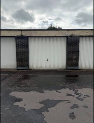 <p>Te Koop - ruime bovengrondse garagebox - Fruithoflaan 13-21 berchem</p><p>Ideaal als opslagruimte, garage of als investering.</p><p>Afmetingen: 5,50 x 2,90 meter</p>