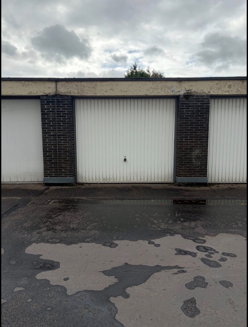 Te Koop - ruime bovengrondse garagebox - Fruithoflaan 13-21 berchemIdeaal als opslagruimte, garage of als investering.Afmetingen: 5,50 x 2,90 meter