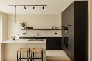 Deze moderne kijkwoning met open leefruimte en 4 slaapkamers in het nieuwbouwproject in Meulebeke combineert duurzaamheid, kwaliteit en doordachte architectuur. Met een geothermische warmtepomp, overvloedig natuurlijk licht en een slimme inrichting biedt deze woning een energiezuinige, sfeervolle en praktische woonbeleving.<br /><br />De woning staat op een perceel van 384 m<sup>2 </sup>en is instapklaar! Op het gelijkvloers is er een open keuken en woonkamer. De inpandige garage loopt door in een handige bergruimte die dan ook meteen weer aansluit aan de keuken. Heel handig om gemakkelijk de boodschappen te ordenen. Er zijn 2 aparte toiletten, een ingerichte badkamer met dubbele wastafel, douche én bad. Naast de 4 slaapkamers op het gelijkvloers is er nog een handige berging. Daarbij ben je omringd door een aangelegde voortuin en tuin met terras die ideaal zuidoost gericht is. Deze woning kan aangekocht worden inclusief meubels, decoratie, gordijnen, maatkasten, verlichting, ... Een buitenkansje om in alle gemak en rust te verhuizen. Kom deze kijkwoning bekijken op <u>één van onze vaste bezoekdagen</u> of maak een persoonlijke afspraak met onze bouwadviseur Sam.<br /><br />De all-inprijs excl. kosten omvat een volledig afgewerkte, instapklare woning met álle voorzieningen en omgevingswerken inbegrepen. De totale kostprijs inclusief wettelijke kosten waaronder registratierechten, btw, notariskosten en aansluitingskosten kan je eenvoudig bekijken op onze <u><strong>website</strong></u>: <u><strong>dumobil.be/nl/woonprojecten/projecten/meulebeke-steenstraat-kapellestraat</strong></u><br /><br />Of bekijk de volledige pagina van de kijkwoning: <strong>dumobil.be/nl/woonprojecten/kijkwoningen/moderne-kijkwoning-meulebeke</strong>. En/of contacteer onze bouwadviseur Sam Borrey voor meer info: 0483/21.01.33 | sam@dumobil.be<br /> 
