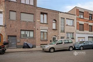 <p><span>Instapklare woning (168m²) met 5 slaapkamers en tuin in Deurne.</span></p><p><span> </span></p><p><span>Het pand dankt zijn uitstekende mobiliteitsscore aan de centrale ligging nabij de Bisschoppenhoflaan en de Turnhoutsebaan. Het openbaar vervoer is goed vertegenwoordigd in de nabije omgeving en met de wagen bereik je de snelweg in slechts enkele minuten. Verder kan je ook gemakkelijk gebruik maken van het velo-deelsysteem.</span></p><p><span> </span></p><p><span>De woning onderging verschillende renovaties in 2019 en vernieuwingen en is doorheen de jaren goed onderhouden, waardoor je hier zonder grote werken je intrek kan nemen. De achter- en voorgevel zijn respectievelijk geïsoleerd, verder is er een nieuwe verwarmingsketel geïnstalleerd in 2021 en zijn er nieuwe plafonds, vloeren en leidingen geplaatst. Ook is de elektriciteit aangepakt en is de polyvalente ruimte op de souterrain volledig onder handen genomen. </span></p><p><span> </span></p><p><span>Je komt binnen en loopt naar de souterrain waarin de keuken en woonkamer zich bevindt, die uitgerust is met alle hedendaags comfort met aansluitend de tuin met tuinberging. </span></p><p><span> </span></p><p><span>Op de eerste etage situeren zich de eerste 2 a 3 slaapkamers, waarvan de achterste beschikt over een aangrenzende badkamer met ligbad, lavabomeubel en wc. De overige 2 a 3 volwaardige slaapkamers bevinden zich op de bovenverdieping. </span></p><p><span> </span></p><p><span>Ben je op zoek naar een instapklare woning op een gunstige locatie in Deurne? Mis deze kans niet! Bruikbare vloeropp 168m² ref.: bruto vloeropp. EPC-certificaat. Voor meer info of een gratis schatting surf naar </span><span><span>www.hansimmo.be</span></span></p><p><span> </span></p><p><span> </span></p>