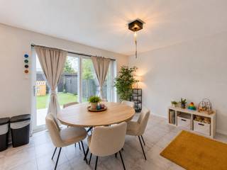 Maak uw bezoek aan ons nog eenvoudiger! Vul alstublieft vooraf de huurdersfiche in en stuur deze naar verhuur@vastgoeddemeyer.be. Wij nemen daarna contact met u op om een afspraak ter plaatse te plannen. U kunt de fiche vinden onder de downloads. Alvast bedankt!<br /><br />Deze instapklare nieuwbouwwoning is gelegen in Deinze, meer bepaald in het charmante Poesele, en is beschikbaar vanaf 1 september 2026.<br /><br />U komt binnen in de inkomhal met een apart gastentoilet. Van daaruit betreedt u de lichtrijke leef- en eetruimte, die aansluit op de open, volledig ingerichte keuken. Op het gelijkvloers bevindt zich eveneens een ruime garage met aansluiting voor de wasmachine.<br /><br />Via de vaste trap bereikt u de eerste verdieping. De nachthal geeft toegang tot vier volwaardige slaapkamers, een ingerichte badkamer voorzien van een ligbad, douche en dubbele lavabo met meubel, een technische ruimte en een apart toilet. Er is eveneens een zolder, deze is bereikbaar via een vouwtrap.<br /><br />De volledig afgesloten tuin met ruim terras is bereikbaar via het schuifraam in de leefruimte en via een aparte deur in de keuken. Achteraan de tuin bevindt zich bovendien een praktisch tuinhuis.<br /><br />PLUSPUNTEN:<br />* 4 SLAAPKAMERS<br />* VOLLEDIG AFGESLOTEN TUIN MET TERRAS<br />* GARAGE<br />* RUSTIGE LIGGING<br />* ENERGIEZUINIG