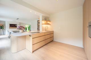 Volledig en met enorm veel smaak gerenoveerde villa met één van de mooiste tuinen van Knokke, 4 slaapkamers en heel veel lichtinval gelegen is een rustige villawijk te Knokke-Heist. Deze PRACHTIGE en stijlvolle villa omvat een inkomhal met gastentoilet en vestiaireruimte, aangename en gezellige leefruimte met aparte zithoek en eetplaats uitgevend op een prachtige keuken voorzien van alle toestellen. Verder is er een grote garage met bergruimte en wasplaats. Op de verdieping zijn er 4 slaapkamers met ingemaakte kasten, een mooie badkamer met inloopdouche, een tweede douchekamer en een apart toilet. Deze villa is omgeven door één van de mooiste tuinen van Knokke met heel veel privacy en de perfecte oriëntatie. EXCLUSIEF aanbod op een presidentiële ligging te Knokke-Heist.