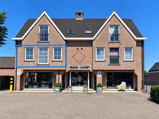 <p>Op een steenworp van het centrum van Nijlen en op slechts 5 minuten wandelen van het treinstation bevindt zich dit ruime en lichtrijke appartement. <br />Winkels, horeca en openbaar vervoer zijn vlot bereikbaar, waardoor u hier geniet van een bijzonder centrale ligging.</p><p>Het appartement is praktisch ingedeeld en omvat een inkomhal, een aangename en lichtrijke living, een keuken met aansluitende berging, een apart toilet, een badkamer met ligbad en dubbel lavabomeubel en 2 slaapkamers. Vanuit de slaapkamer heeft u rechtstreeks toegang tot het ruime terras, waar het heerlijk vertoeven is. Aan de achterzijde van het gebouw bevindt zich bovendien een carport, die optioneel kan worden bijgehuurd voor € 50 per maand. Een extra troef: er zijn geen gemeenschappelijke kosten.</p><p>Het appartement is onmiddellijk beschikbaar.</p><p>Interesse in dit centraal gelegen appartement? Wacht niet te lang en plan vandaag nog uw bezoek! Voor meer informatie of een afspraak, bel: 0486-63 14 65</p>
