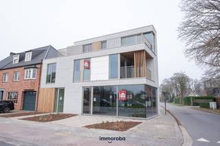 Het vroegere café 't Park maakt plaats voor de gelijknamige kleinschalige residentie met een prachtige casco handelsruimte. <br /><br />Wenst u zichtbaarheid?!!<br />De Rijksweg is de commerciële slagader van Wielsbeke waar menige handelszaak groeit en bloeit.<br />De handelsruimte kan ingedeeld worden in verschillende ruimtes, alles naar wens van de koper.<br />Ook vrijeberoepers kunnen hier perfect hun praktijk uitbouwen.<br /><br />De mooie etalage staat garant voor zichtbaarheid. Het volledige geïsoleerde gebouw is voorzien van zonnepanelen, ideaal om het pand te verwarmen met een warmtepomp met vloerverwarming (vloer wordt minimalistisch afgewerkt met gepolierde beton of gietvloer). Alu-schrijnwerk met superisolerende beglazing.<br />Een uniek pand en de ideale kans om bij dit energiezuinige pand 4 parkeerplaatsen bij te voegen.<br />Zowel Kortrijk, Waregem als Tielt zijn zeer bereikbaar via de belangrijke invalswegen.<br /><br />Vraag alle info, lastenboek, plannen en een eventueel bezoek aan via kristoff@immoroba.be