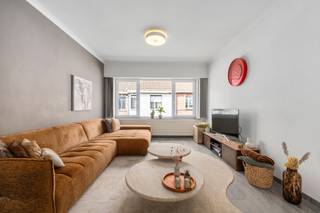 <p>Deze instapklare woning combineert een centrale ligging met een praktische indeling en drie volwaardige slaapkamers. Dankzij de nabijheid van het treinstation, scholen, winkels en openbaar vervoer geniet u hier van optimaal wooncomfort in het hart van Dendermonde. De woning werd recent gerenoveerd en beschikt over een aangename leefruimte, een functionele keuken en een handige berging, ideaal voor fietsen en extra opslag. Het terras biedt bovendien een fijne buitenruimte om te ontspannen. Met EPC-label C vormt deze woning een interessante opportuniteit voor wie een huis wil kopen in Dendermonde.</p>
<p> </p>
<p>Belangrijkste ruimtes<br />• Inkomhal (8 m²) met vlotte toegang tot de leefruimtes<br />• Ruime living (32 m²) met veel mogelijkheden voor een gezellige zithoek en eetplaats<br />• Keuken (6 m²) uitgerust met keramische kookplaat, oven, koelkast, vaatwasser en ingemaakte kasten<br />• Wasplaats (4 m²) met aansluiting voor wasmachine en droogkast<br />• Apart toilet (3 m²)<br />• Slaapkamer (17 m²)<br />• Slaapkamer (16 m²)<br />• Slaapkamer (13 m²)<br />• Badkamer (6 m²) met ligbad, wastafel en toilet<br />• Berging (8 m²), ideaal voor fietsen en opslag<br />• Terras (7 m²)</p>
<p> </p>
<p>Troeven<br />• Centrale ligging nabij station, winkels, scholen en centrum Dendermonde<br />• Drie volwaardige slaapkamers<br />• Recent gerenoveerd en instapklaar met praktische berging</p>
<p> </p>
<p>Neem vandaag nog contact op met je ERA-makelaar voor een bezoek.</p>
<p> </p>
<p>JOUW DROOMHUIS. ZO GEVONDEN!</p>