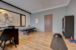 <p><span>Commercieel pand met twee praktijkruimtes in het hartje van Mechelen</span></p><p><span> </span></p><p><span>Bent u op zoek naar een handelsruimte waar u uw ondernemersdromen kan waarmaken? Dan is dit pand wellicht precies wat u zoekt.</span></p><p><span> </span></p><p><span>Deze functioneel ingerichte handelsruimte leent zich perfect voor uiteenlopende activiteiten. De praktische indeling zorgt ervoor dat elke ruimte optimaal benut kan worden. Bovendien beschikt het pand over verschillende troeven, zoals een aparte inkom en een uitstekende ligging in het hart van Mechelen. Dankzij de centrale locatie is het pand bijzonder vlot bereikbaar voor klanten, op wandelafstand van het treinstation en diverse haltes voor openbaar vervoer. De gemeenschappelijke kosten zijn 60 euro/maand.</span></p><p><span> </span></p><p><span>Als extra pluspunt is er ook een ondergrondse staanplaats inbegrepen in de huurprijs.</span></p><p><span> </span></p><p><span>Indeling:</span></p><p><span> </span></p><p><span>- lichtrijke ontvangstruimte/wachtruimte</span></p><p><span>- twee mooie praktijkruimtes</span></p><p><span>- een aparte berging</span></p><p><span>- een apart toilet</span></p><p><span> </span></p><p><span>Troeven:</span></p><p><span> </span></p><p><span>- zeer centrale en commerciële ligging</span></p><p><span>- ondergrondse staanplaats</span></p><p><span> </span></p><p><span>Ben jij geïnteresseerd in dit handelsgelijkvloers te huur in centrum Mechelen, ben je op zoek naar ander vastgoed, een investering of wens je de waarde van jouw eigendom te kennen? Dan ben je bij BOLT immo aan het juiste adres! Wij helpen jou graag verder.</span><span> </span></p>