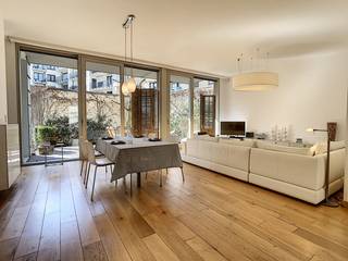 <p>Dit bijzonder bel-étage appartement onderscheidt zich door zijn uitzonderlijke ligging in het historische hart van Gent, zijn royale raampartijen en de toegang tot een prachtig aangelegde, zuidgerichte gemeenschappelijke tuin van maar liefst 1.150 m².</p>
<p>Gelegen in de Limburgstraat, op amper enkele stappen van het Sint-Baafsplein, bevindt u zich hier midden in het bruisende stadscentrum, omringd door historische pracht, gezellige horecazaken en een uitgebreid aanbod aan winkels. Vanuit het appartement geniet u van een uniek zicht op zowel de Sint-Baafskathedraal als het Belfort, een zeldzame combinatie die het wonen hier bijzonder maakt. Dankzij de centrale ligging zijn ook openbaar vervoer, belangrijke invalswegen en horeca vlot bereikbaar, wat dit appartement niet alleen aantrekkelijk maakt voor eigen bewoning, maar ook als investering.</p>
<p>Het luxueuze appartementsgebouw werd opgericht in 2007 en straalt kwaliteit en duurzaamheid uit. Het appartement zelf beschikt over een 2 slaapkamers, badkamer met douche, 2 toiletten, en biedt een aangename combinatie van ruimte, licht en flexibiliteit.</p>
<p>Via de lift of enkele trappen bereikt u het appartement, dat toegankelijk is via een gepantserde deur. De inkomhal geeft toegang tot de lichtrijke leefruimte en een polyvalente ruimte die perfect kan dienen als slaapkamer of bureau. De leefruimte vormt één open en indrukwekkend geheel, waarbij de grote raampartijen zorgen voor een overvloed aan natuurlijk licht en een uniek zicht aan beide zijden: enerzijds op de historische stad, anderzijds op de rustige, groene binnentuin.</p>
<p>De multifunctionele kamer kan eenvoudig geïntegreerd worden in de leefruimte dankzij schuifdeuren, waardoor u de indeling volledig kan afstemmen op uw woonbehoeften.</p>
<p>Verder beschikt het appartement over de mogelijkheid tot aankoop van een ondergrondse staanplaats, bereikbaar via een autolift. Daarnaast is er een ruime ondergrondse duplexkelder. Binnen de gemeenschappelijke delen geniet u bovendien van een uitzonderlijk dakterras met een adembenemend uitzicht op de drie torens van Gent.</p>
<p>Een unieke opportuniteit voor wie op zoek is naar comfortabel en stijlvol wonen op een absolute topligging in Gent.</p>